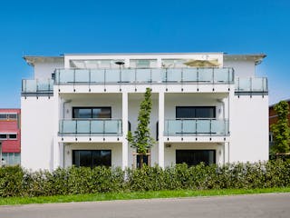 Fertighaus Vielseitiger Gewerbebau mit Mitarbeiter-Wohnungen von Bau-Fritz - Mehrfamilienhäuser, Stadtvilla Außenansicht 3