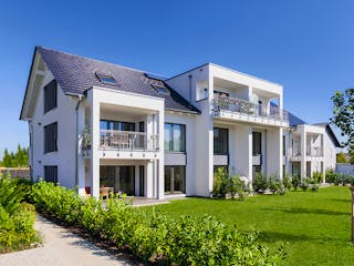 Fertighaus Mehrfamilienhaus mit 8 Wohnungen von WeberHaus - Mehrfamilienhäuser, Satteldach-Klassiker Außenansicht 1