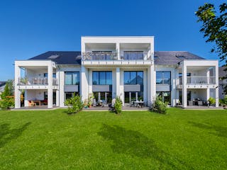 Fertighaus Mehrfamilienhaus mit 8 Wohnungen von WeberHaus - Mehrfamilienhäuser, Satteldach-Klassiker Außenansicht 3