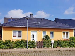 Massivhaus Bunganlow 252 von WEIOTT-Massiv-Haus, Bungalow Außenansicht 1