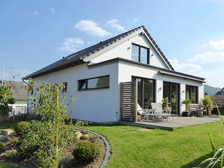 Fertighaus Haus Kersting von Wiese und Heckmann, Satteldach-Klassiker Außenansicht 2